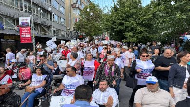 Görselde, Türkiye’nin dört bir yanından gelen engelli bireyler, yakınları ve aktivistler büyük bir yürüyüş gerçekleştiriyor. Kalabalık, “Engelliler sesleniyor: Haklarımızı istiyoruz” yazılı tişörtler ve dövizler taşıyor. Tekerlekli sandalyeli yurttaşlar ön safta yer alırken, kalabalık bir destekçi grubu arkalarında yürüyor.