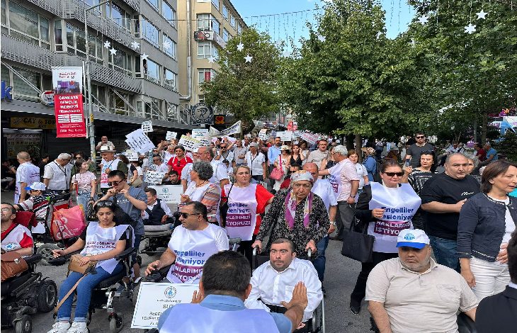 Görselde, Türkiye’nin dört bir yanından gelen engelli bireyler, yakınları ve aktivistler büyük bir yürüyüş gerçekleştiriyor. Kalabalık, “Engelliler sesleniyor: Haklarımızı istiyoruz” yazılı tişörtler ve dövizler taşıyor. Tekerlekli sandalyeli yurttaşlar ön safta yer alırken, kalabalık bir destekçi grubu arkalarında yürüyor.