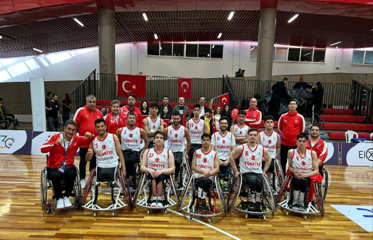 U23 Tekerlekli Sandalye Basketbol Milli Takımı sahada toplu fotoğraf çektiriyor.