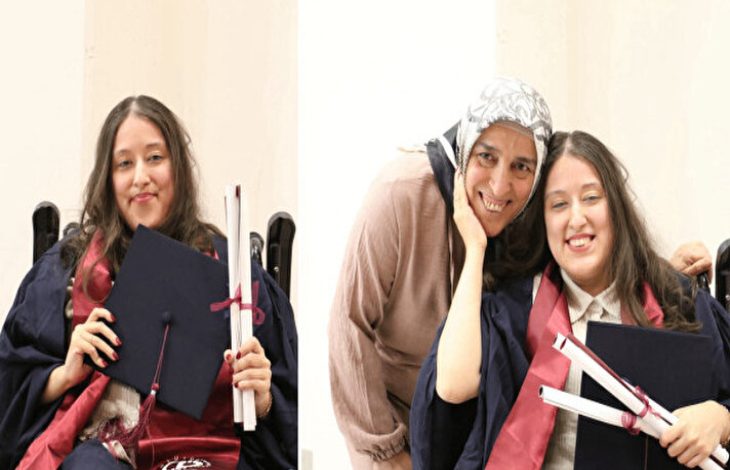 Görselde, mezuniyet cübbesi giymiş genç bir kadın tekerlekli sandalyede oturuyor. Elinde diploması ve kepi var, yüzünde gururlu bir tebessüm. Sağdaki karede ise yanında başörtülü bir kadın yer alıyor; büyük olasılıkla annesi. İkisi de mutlulukla poz veriyor.