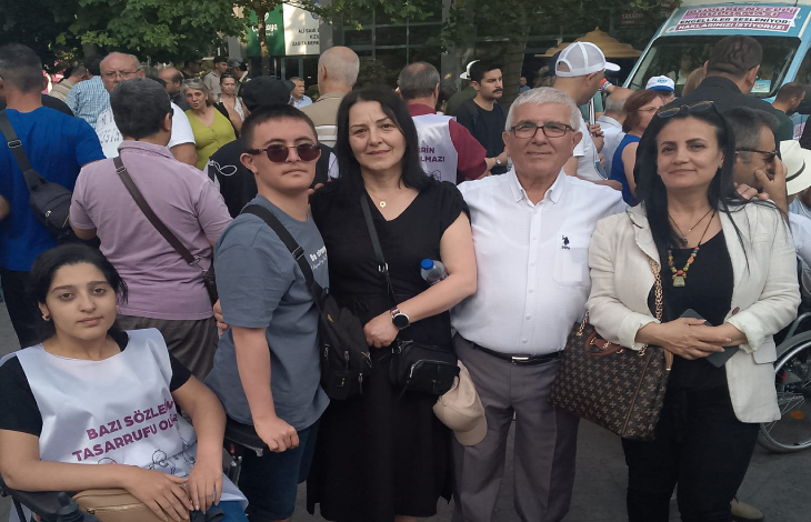 Türkiye Sakatlar Derneği Başkanı Şükrü Boyraz, Ayşe Sarı ve katılımcılar bir arada.