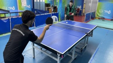 Tenis antrenörü Mohammed Huzeyfe Kılınç, Necmettin Şamil Yiğit ile antrenman yapıyor.