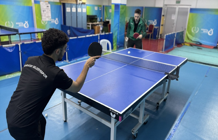 Tenis antrenörü Mohammed Huzeyfe Kılınç, Necmettin Şamil Yiğit ile antrenman yapıyor.