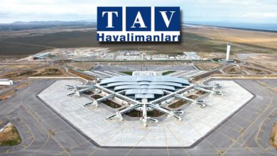 Havaalanı uçak park pisti ve üstünde TAV Havalimanları logosu bulunuyor.