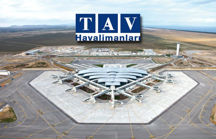 Havaalanı uçak park pisti ve üstünde TAV Havalimanları logosu bulunuyor.