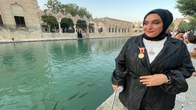 Gazi Vahide Şefkatlioğlu Balıklıgöl kenarında sağ elinde yürüme bastonunu tutarak geziyor.