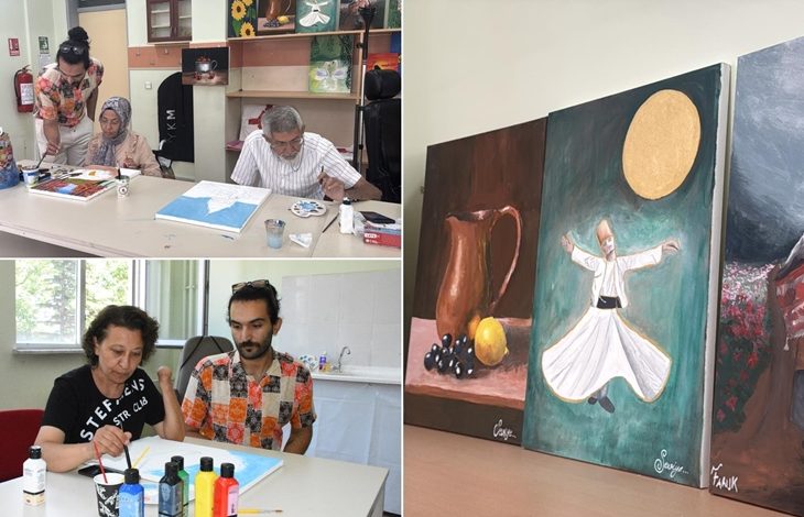 Görselde, Afyonkarahisar'da düzenlenen akrilik resim kursuna katılan bedensel engelli bireyler sanatla buluşuyor. Kursiyerler eğitmenler eşliğinde resim yaparken, yan tarafta yaptıkları eserler sergileniyor. Sanat, onlar için hem terapi hem de ifade aracı oluyor.