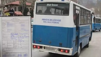 Görselde iki farklı fotoğraf yer almaktadır. Sağ tarafta, Amasya Belediyesi logosunu taşıyan, eski görünümlü bir otobüs yer almaktadır. Fotoğrafın sol alt köşesinde ise bir ceza makbuzu olduğu düşünülen bir belge görülmektedir.