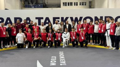 Paralimpik Milli Tekvando sporcuları ile teknik heyet turnuva alanında hatıra pozu veriyor.