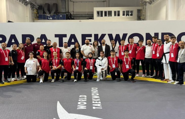 Paralimpik Milli Tekvando sporcuları ile teknik heyet turnuva alanında hatıra pozu veriyor.
