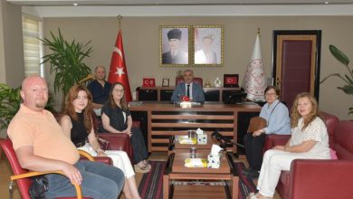 Görselde, Balıkesir İl Milli Eğitim Müdürü Murat Demir’i makam odasında ziyaret eden bir grup kişi yer almaktadır.