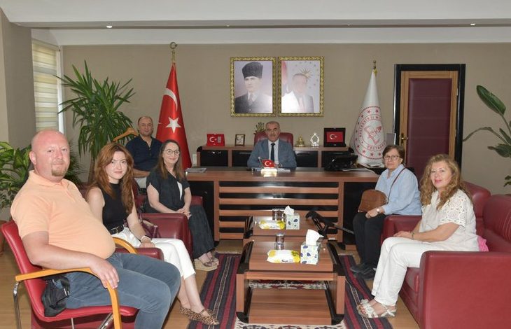 Görselde, Balıkesir İl Milli Eğitim Müdürü Murat Demir’i makam odasında ziyaret eden bir grup kişi yer almaktadır.