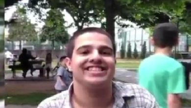 Görselde bir erkek çocuğu gülümseyerek kameraya doğru bakıyor. Arka planından anlaşıldığı kadarıyla ağaçların ve çimenlerin olduğu bir yerde oturuyor. Başka insanlarla görüntü içerisinde yer alıyor.