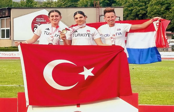Görselde, uluslararası bir atletizm turnuvasında madalya kazanan üç kadın sporcu kürsüde poz veriyor. Ortada iki Türk milli sporcu, "TÜRKİYE" yazılı formalarıyla Türk bayrağını gururla tutarken, biri altın madalyasını gösteriyor. Sağda ise Hırvatistan’ı temsil eden bir sporcu kendi bayrağıyla yer alıyor. Arka planda “World Para Athletics” logosu görülüyor.