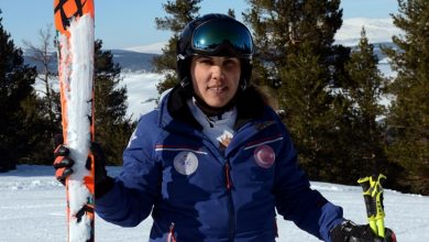 Görselde, kayak malzemeleri ile karın üzerinde ayakta duran özel sporcu Tuğba Tekin yer almaktadır.