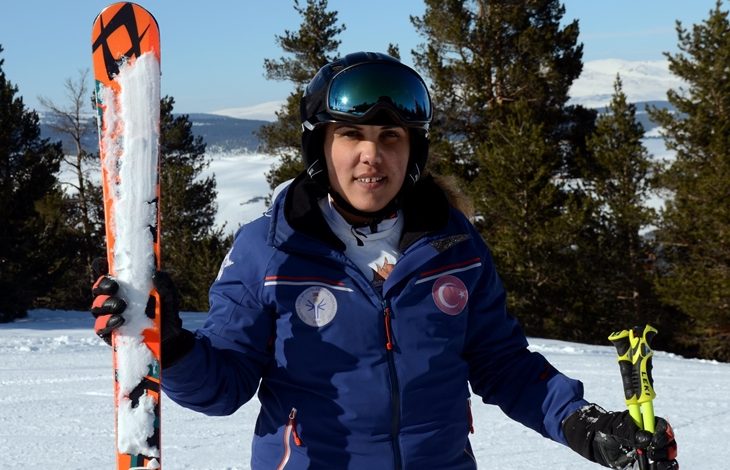 Görselde, kayak malzemeleri ile karın üzerinde ayakta duran özel sporcu Tuğba Tekin yer almaktadır.