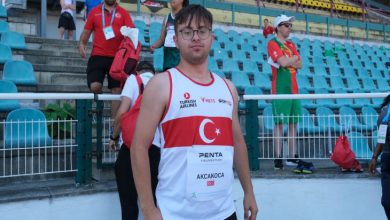 Özel Sporcu Emirhan Akçakoca tribün önünde poz veriyor.