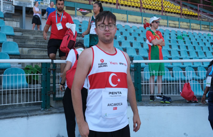 Özel Sporcu Emirhan Akçakoca tribün önünde poz veriyor.