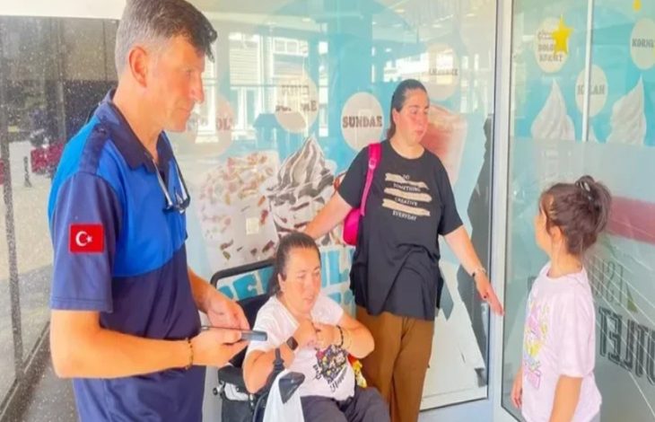 Görselde, biri tekerlekli sandalyede olmak üzere 3 kadın ve üzerinde üniforma bulunan bir erkek yer alıyor.