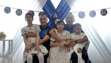 Görselde, mavi ve beyaz süslemelerle dekore edilmiş bir alanda çekilmiş neşeli bir an yer alıyor. Ortada üç çocuk ve onları kucaklayan iki polis memuru bulunuyor. Çocuklardan biri sünnet kıyafeti giymiş, diğer iki kız çocuğu ise çiçekli elbiseler içinde.