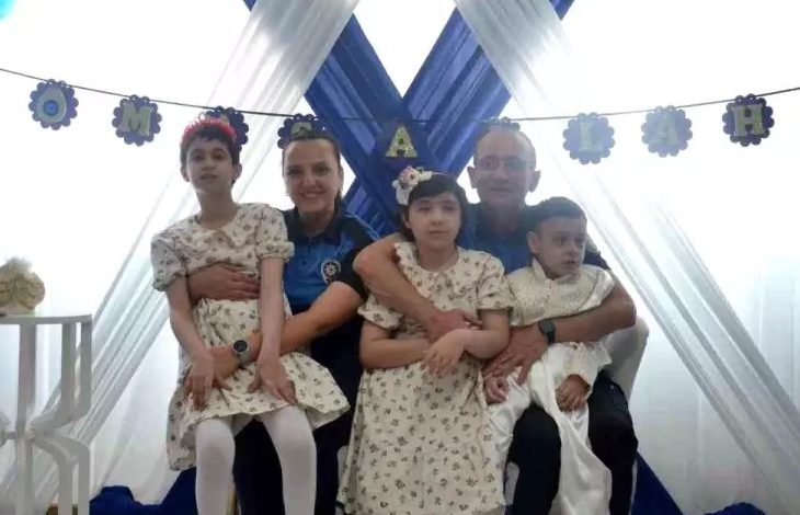 Görselde, mavi ve beyaz süslemelerle dekore edilmiş bir alanda çekilmiş neşeli bir an yer alıyor. Ortada üç çocuk ve onları kucaklayan iki polis memuru bulunuyor. Çocuklardan biri sünnet kıyafeti giymiş, diğer iki kız çocuğu ise çiçekli elbiseler içinde.