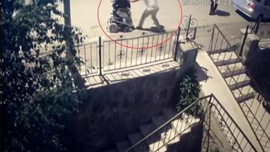 Görselde, bir sokak kamerası görüntüsünden alınmış bir an yer alıyor. Tekerlekli sandalyedeki bir kadına, arkasından yaklaşan bir erkek fiziksel müdahalede bulunuyor. Olay, gece vakti bir kaldırımda geçiyor ve görüntüdeki kişiler kırmızı daire içine alınmış.