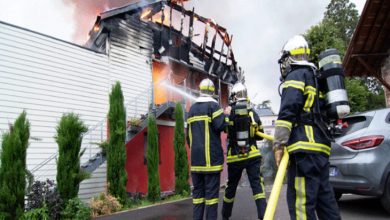 Üç itfaiyeci sokakta bulunarak, yanan müstakil yapıya müdahale ediyor.