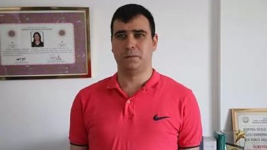 Yavru ağzı renkli tişört üstünde olan görme engelli öğrenci Caner Mutlu.