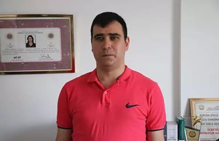 Yavru ağzı renkli tişört üstünde olan görme engelli öğrenci Caner Mutlu.