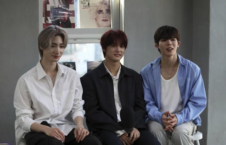 Görselde işitme engelli K-Pop grubu Big Ocean üyeleri yan yana oturuyor.