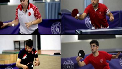 Görsel, masa tenisi oynayan dört Türk sporcuyu gösteriyor. Üstteki karelerde bir kadın ve bir erkek sporcu, alttaki karelerde ise iki erkek sporcu yer alıyor. Hepsi Türkiye’yi temsil ediyor; kıyafetlerinde Türk bayrağı bulunuyor. Masa tenisi raketleri ellerinde, yoğun bir şekilde oyuna odaklanmış durumdalar. Arka planda mor renkte “Gençlik ve Spor Bakanlığı” amblemi dikkat çekiyor.