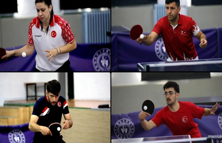 Görsel, masa tenisi oynayan dört Türk sporcuyu gösteriyor. Üstteki karelerde bir kadın ve bir erkek sporcu, alttaki karelerde ise iki erkek sporcu yer alıyor. Hepsi Türkiye’yi temsil ediyor; kıyafetlerinde Türk bayrağı bulunuyor. Masa tenisi raketleri ellerinde, yoğun bir şekilde oyuna odaklanmış durumdalar. Arka planda mor renkte “Gençlik ve Spor Bakanlığı” amblemi dikkat çekiyor.
