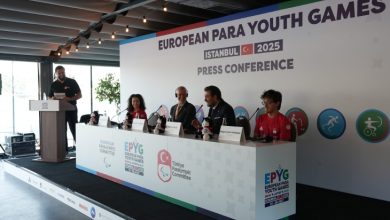 Basın toplantısı masasında ortada Türkiye Milli Paralimpik Komitesi Başkanı Dr. Av. Murat Aksu, Avrupa Paralimpik Komitesi Başkanı Raymon Blondel bullunurken, yanlarında milli para yüzücüler Meryem Nur Tunuğ ile Turgut Aslan Yaraman oturuyor.