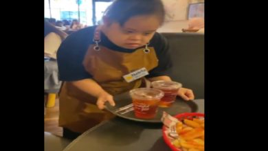 Görselde, Down sendromlu engelli bir bireyin kafede garson olarak çalışırken çekilmiş bir görüntüsü yer almaktadır.