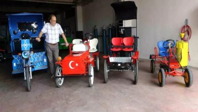 Görselde, kapalı bir garaj ya da atölye ortamında farklı tasarımlarda dört adet pedal veya elektrikli araç yer almakta. Araçlardan biri kırmızı renkte ve üzerinde Türk bayrağı motifi bulunuyor. Sol tarafta mavi renkte daha kapalı bir araç, sağda ise farklı renklerde açık tasarımlı modeller görülüyor. Araçların yanında duran bir adam bu araçları tanıtıyor gibi duruyor. Arka planda bazı oksijen tüpleri ve bir yangın tüpü dikkat çekiyor.
