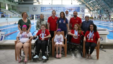 Görselde, Olimpik 1 bir Havuzu’nun çevresinde engelli bireyler, aileleri ve antrenörleri olduğu düşünülen kişiler yer almaktadır. Kimi kişiler ayakta dururken, bazılarının plastik sandalyelere veya tekerlekli sandalyelere oturduğu görülmektedir.