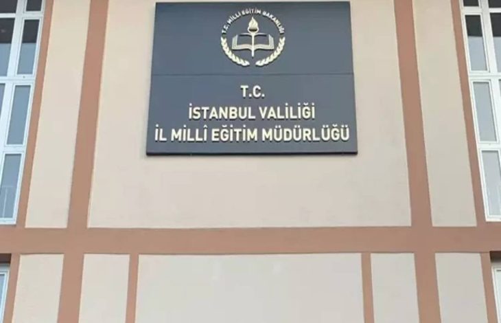 Görselde, İstanbul İl Millî Eğitim Müdürlüğü binasının dış cephesinde yer alan tabelada kurum adı ve Millî Eğitim Bakanlığı logosu görülüyor.