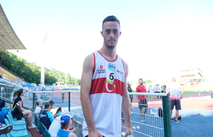 Milli özel sporcu atlet Mahmut Duhan Kutsal göğsünde 6 numaralı milli forma ile poz veriyor.