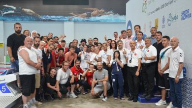 Özel sporcular, teknik heyetler ve yöneticiler bir arada fotoğraf çekiyor.