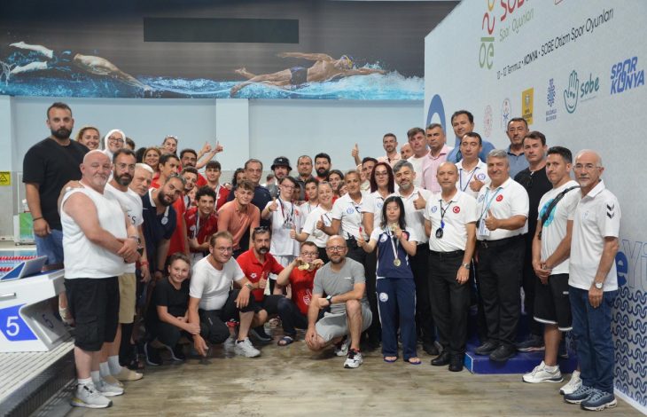 Özel sporcular, teknik heyetler ve yöneticiler bir arada fotoğraf çekiyor.