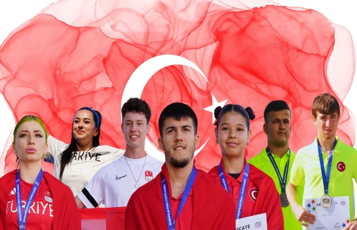 Dalgalı kırmızı fon üstünde beyaz ay yıldızlı Türk Bayrağı önünde madalya kazanan özel sporcular bulunuyor.
