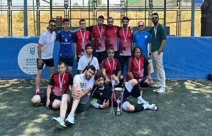 Palandöken Görme Engelliler Spor Kulübü oyuncuları ve teknik ekip beraber poz veriyor.