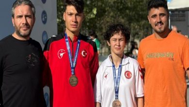 Paralimpik Tekvandocular Damla Nur Hanife ve Mehmet Ünal, antrenörleriyle poz veriyorlar