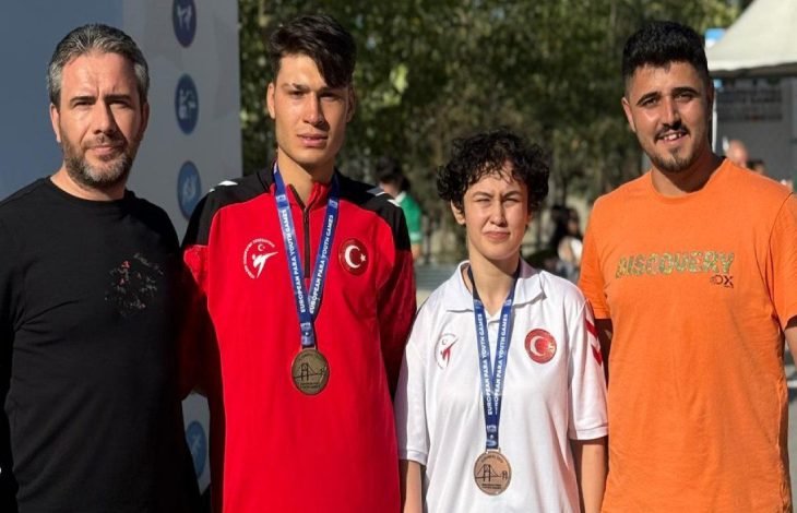 Paralimpik Tekvandocular Damla Nur Hanife ve Mehmet Ünal, antrenörleriyle poz veriyorlar