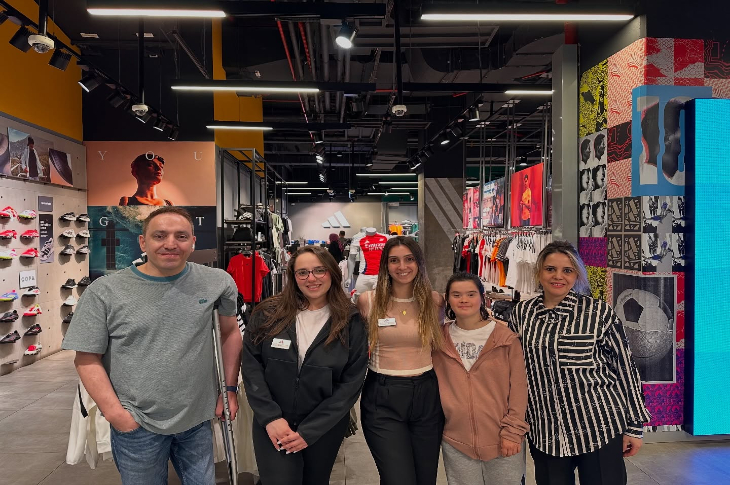 Adidas markasının bir mağazasında çekilmiş olan fotoğrafta engelsizkariyer.com temsilcileri ve mağazada çalışan engelli bireyler ile iş koçları yer alıyor.