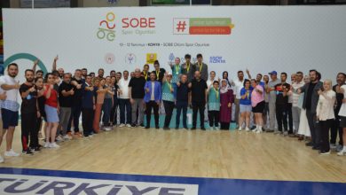 SOBE Spor Oyunlarında madalya kazanan otizmli sporcular ve federasyon yetkilileri poz veriyor.