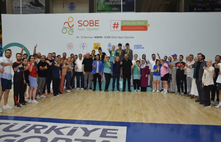 SOBE Spor Oyunlarında madalya kazanan otizmli sporcular ve federasyon yetkilileri poz veriyor.