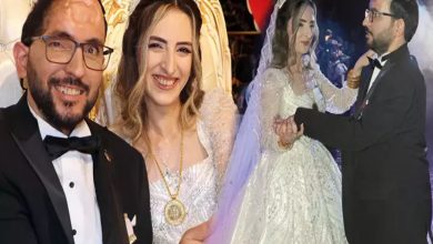 Bu fotoğraf, bir düğün törenine ait ve kolaj biçiminde düzenlenmiş. Sol tarafta damat ve gelin birlikte otururken mutlulukları yüzlerinden okunuyor; damat smokin giymiş, gelin ise gösterişli bir gelinlik ve taç takmış. Ortadaki görüntüde gelin tek başına gülümsüyor, boynunda büyük bir takı (muhtemelen Cumhuriyet altını) dikkat çekiyor. Sağdaki karede çift romantik bir ilk dans anında, sahne ışıkları ve sis efektiyle masalsı bir atmosfer yaratılmış.