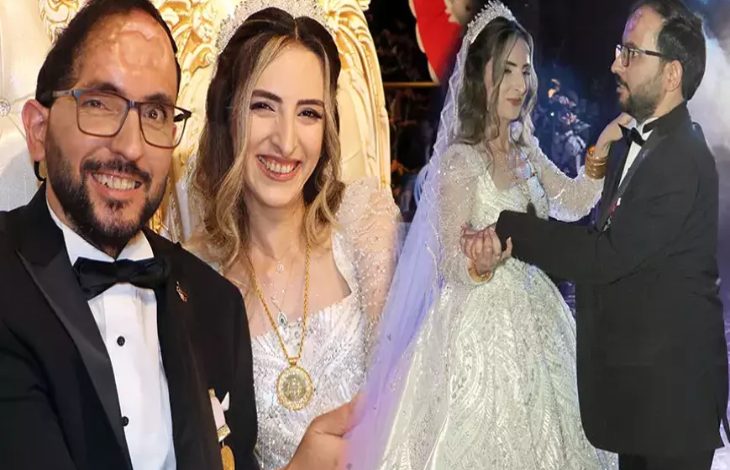 Bu fotoğraf, bir düğün törenine ait ve kolaj biçiminde düzenlenmiş. Sol tarafta damat ve gelin birlikte otururken mutlulukları yüzlerinden okunuyor; damat smokin giymiş, gelin ise gösterişli bir gelinlik ve taç takmış. Ortadaki görüntüde gelin tek başına gülümsüyor, boynunda büyük bir takı (muhtemelen Cumhuriyet altını) dikkat çekiyor. Sağdaki karede çift romantik bir ilk dans anında, sahne ışıkları ve sis efektiyle masalsı bir atmosfer yaratılmış.