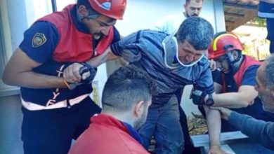 Görselde, işitme engelli bir adam (boynunda boyunluk takılı) yaklaşık 5 metrelik bir kuyudan itfaiye ekipleri tarafından kurtarılıyor. İtfaiye personelleri koruyucu kask ve üniformalar içinde, adamı dikkatlice yukarı çıkarırken ona destek oluyorlar. Kurtarılan kişi oldukça yorgun ve üzgün görünüyor, çevresindeki ekip ise ciddi ve yardım odaklı bir şekilde müdahalede bulunuyor. Yardımlaşma ve dayanışma duygusu ön planda.